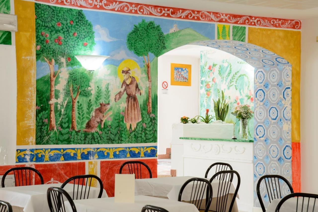 Hotel San Francesco E Il Lupo 古比奥 外观 照片