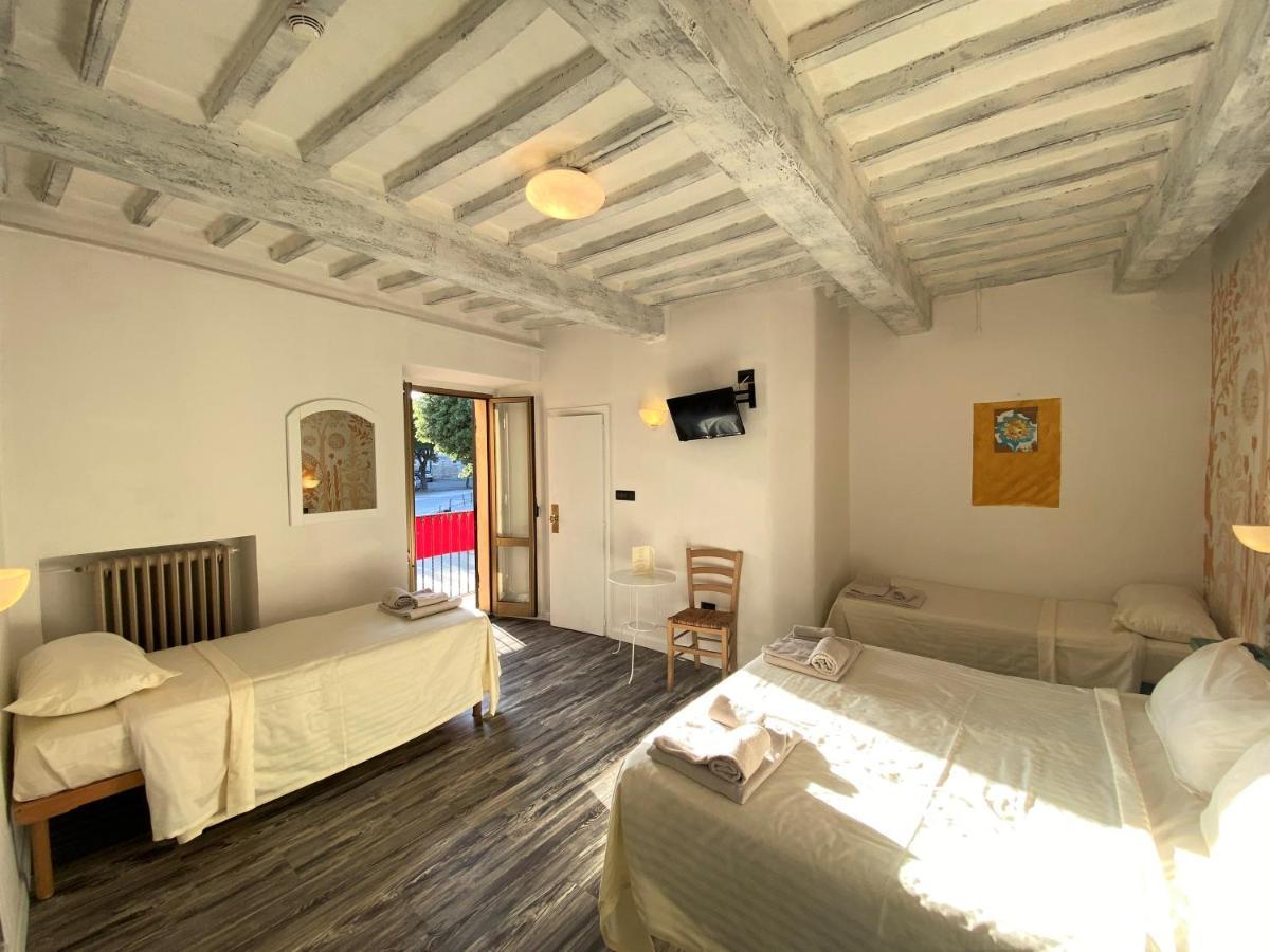 Hotel San Francesco E Il Lupo 古比奥 外观 照片