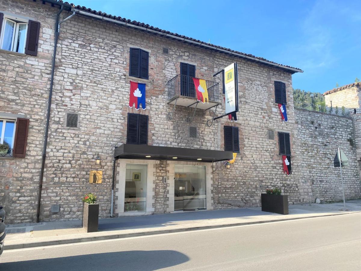 Hotel San Francesco E Il Lupo 古比奥 外观 照片